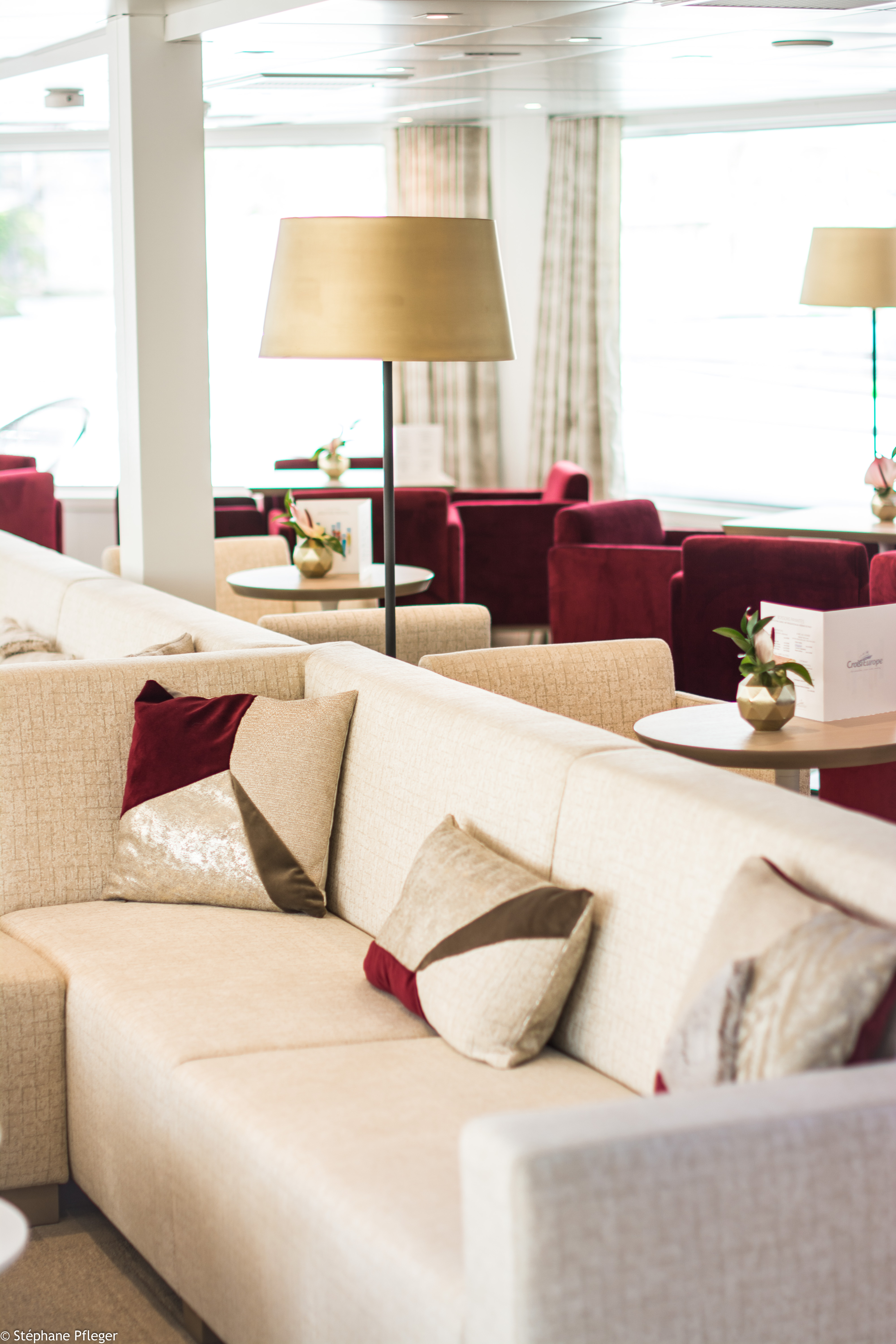 CroisiEurope MS Miguel Torga Bar Lounge 3.jpg